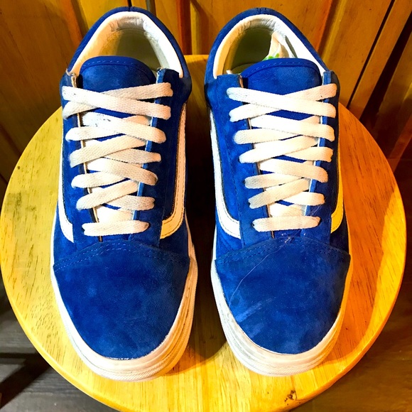 royal blue tennis shoes